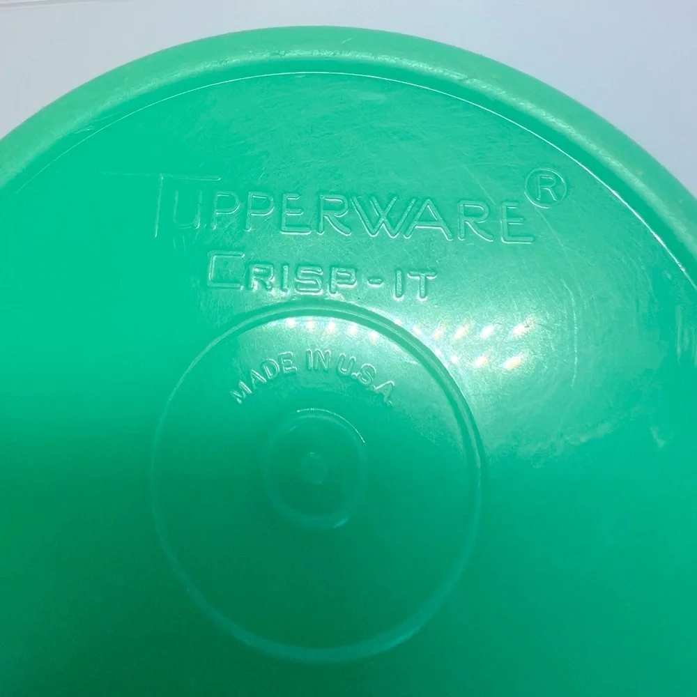Vintage 1980’s Classic Green Lettuce Crisp-It Tupperware Bowl.  Made in USA.